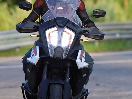 2023 KTM 1290 Super Adventure S, серый, 1487000 рублей, вид 2