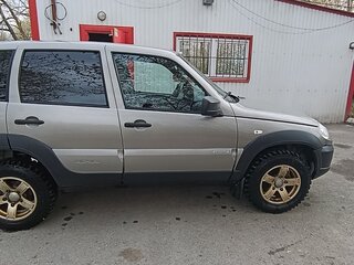2018 Chevrolet Niva I Рестайлинг, серебристый, 630000 рублей, вид 4