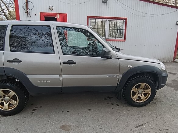 2018 Chevrolet Niva I Рестайлинг, серебристый, 630000 рублей - вид 3