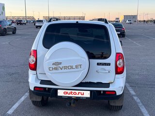 2017 Chevrolet Niva I Рестайлинг, белый, 800000 рублей, вид 3
