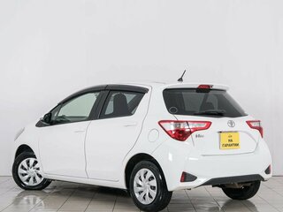 2017 Toyota Vitz III (XP130) Рестайлинг 2, белый, 899000 рублей, вид 4