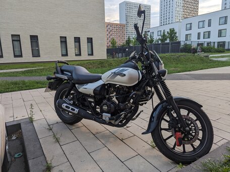 2018 Bajaj Avenger, белый, 170000 рублей, вид 1