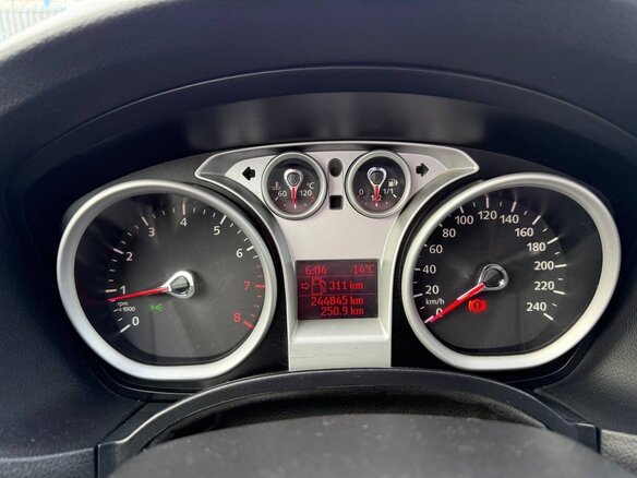 2010 Ford Focus II Рестайлинг, белый, 400000 рублей - вид 12