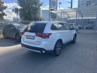 2015 Mitsubishi Outlander III Рестайлинг 2, белый, 1799000 рублей, вид 3