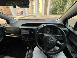 2018 Toyota Vitz III (XP130) Рестайлинг, серый, 950000 рублей, вид 2