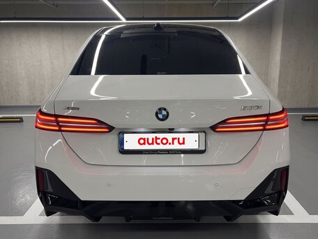 2025 BMW 5 серии 530i xDrive VIII (G60/G61/G68), синий, 7050000 рублей, вид 5