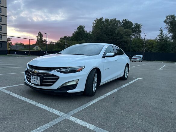 2020 Chevrolet Malibu IX Рестайлинг, белый, 1350000 рублей - вид 1