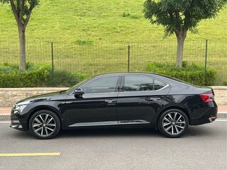 2023 Skoda Superb III Рестайлинг, чёрный, 1580000 рублей, вид 4