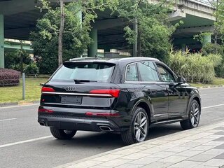 2024 Audi Q7 45 TFSI II (4M) Рестайлинг 2, чёрный, 9963389 рублей, вид 4