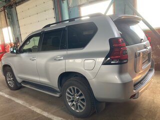2019 Toyota Land Cruiser Prado 150 Series Рестайлинг 2, серебристый, 5900000 рублей, вид 3