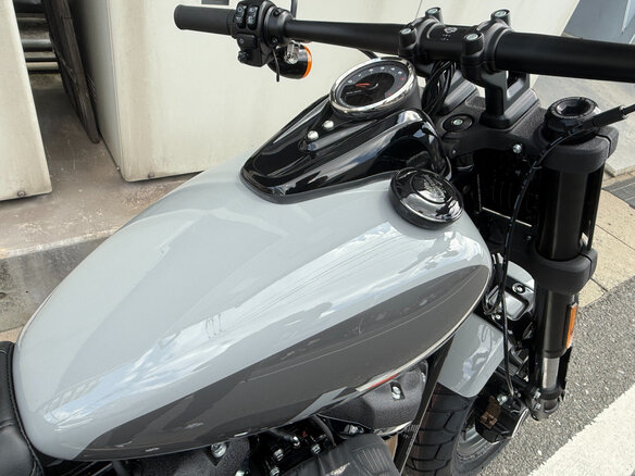 2024 Harley-Davidson Fat Bob, серый, 1700000 рублей - вид 17