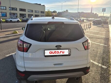 2018 Ford Kuga II Рестайлинг, белый, 1750000 рублей, вид 3