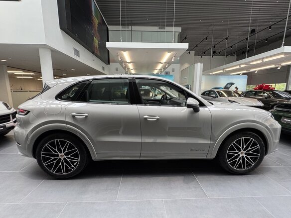 2025 Porsche Cayenne III Рестайлинг, серый - вид 7