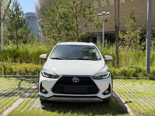 2023 Toyota Yaris L XP150 Рестайлинг, белый, 1350000 рублей, вид 1