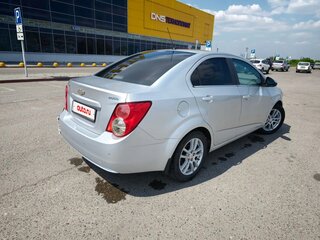 2013 Chevrolet Aveo II, серебристый, 570000 рублей, вид 4