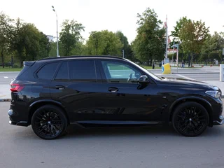2021 BMW X5 40i IV (G05/G18), чёрный, 6800000 рублей, вид 4