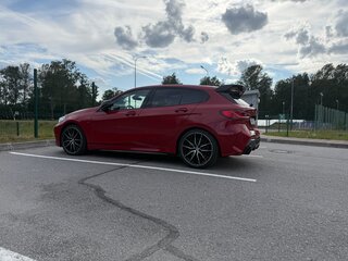 2022 BMW 1 серии M135i xDrive III (F40), красный, 4500000 рублей, вид 5