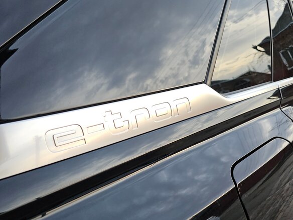 2022 Audi Q5 e-tron 40, чёрный, 5000000 рублей - вид 5