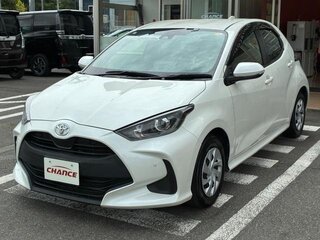 2021 Toyota Yaris IV, белый, 850017 рублей, вид 1