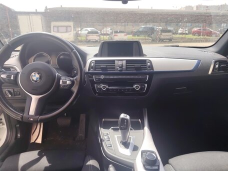 2019 BMW 1 серии 118i II (F20/F21) Рестайлинг 2, белый, 1760000 рублей, вид 3