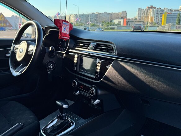 2020 Kia Rio IV, серый, 1550000 рублей - вид 7