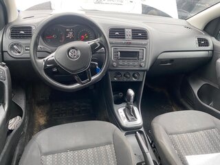 2017 Volkswagen Polo V Рестайлинг, серебристый, 700000 рублей, вид 4