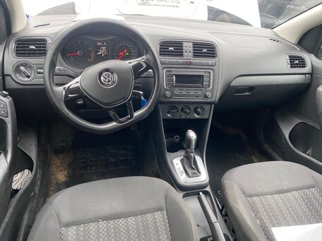 2017 Volkswagen Polo V Рестайлинг, серебристый, 700000 рублей, вид 4