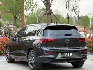 2022 Volkswagen Golf VIII, чёрный, 1510000 рублей, вид 4