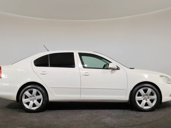 2013 Skoda Octavia DSG7 II (A5) Рестайлинг, белый - вид 3