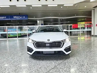 2023 Skoda Octavia IV (A8), белый, 2280000 рублей, вид 3