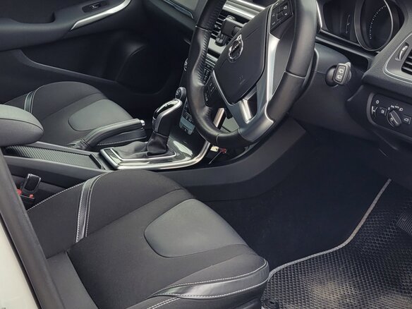 2017 Volvo V40 II Рестайлинг, белый, 1650000 рублей - вид 4