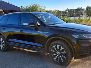 2019 Volkswagen Touareg III, чёрный, 4490000 рублей, вид 3