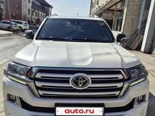 2017 Toyota Land Cruiser 200 Series Рестайлинг 2, белый, 6400000 рублей, вид 4