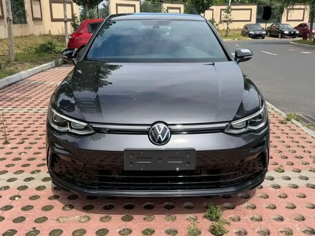 2023 Volkswagen Golf VIII, чёрный, 2100000 рублей, вид 2