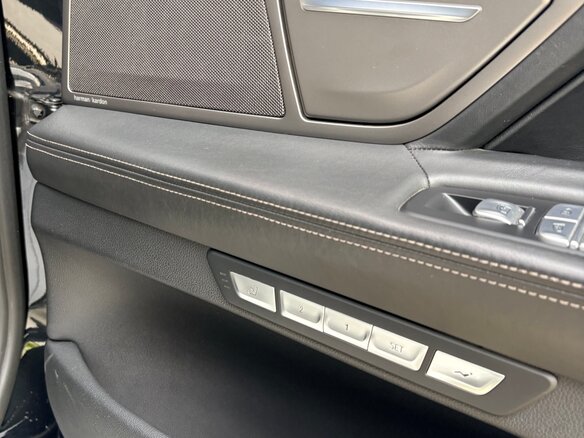 2017 BMW 7 серии Long 750Li xDrive VI (G11/G12), чёрный, 3800000 рублей - вид 16