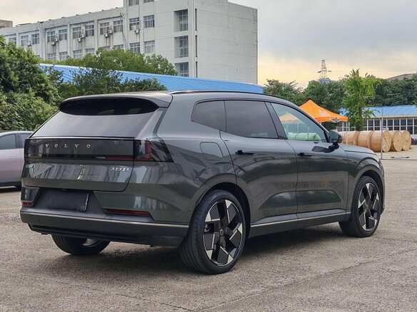2025 Volvo XC70 III, серый, 6000000 рублей - вид 6