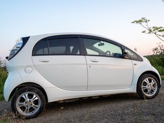 2010 Mitsubishi i-MiEV, белый, 650000 рублей, вид 4