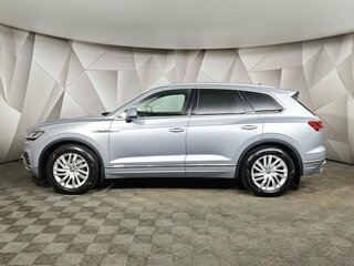 2018 Volkswagen Touareg III, серебристый, 4850000 рублей, вид 5