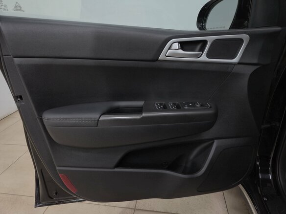 2018 Kia Sportage IV Рестайлинг, чёрный, 2130000 рублей - вид 6
