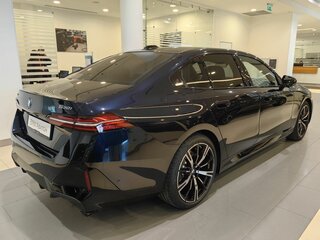 2025 BMW 5 серии 530i xDrive VIII (G60/G61/G68), чёрный, 12629900 рублей, вид 2