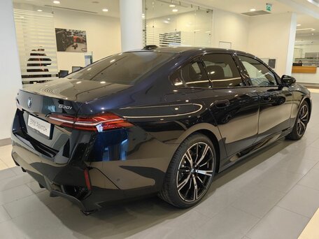 2025 BMW 5 серии 530i xDrive VIII (G60/G61/G68), чёрный, 12629900 рублей, вид 2