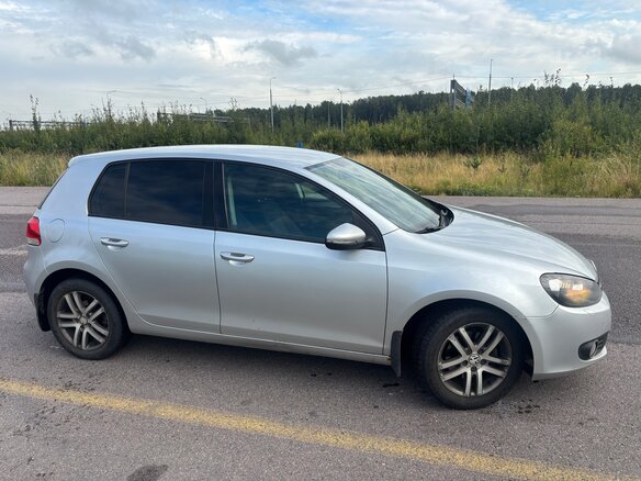 2011 Volkswagen Golf VI, серебристый, 830000 рублей - вид 3
