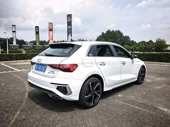 2023 Audi A3 Sportback 35 TFSI IV (8Y), белый, 1929000 рублей - вид 5