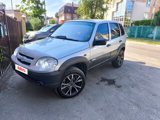 2013 Chevrolet Niva I Рестайлинг, серебристый, 550000 рублей, вид 2