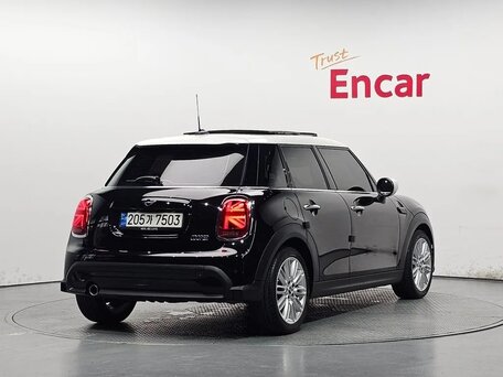 2022 Mini Hatch Cooper III (F55/F56) Рестайлинг 2, чёрный, 1795000 рублей, вид 3
