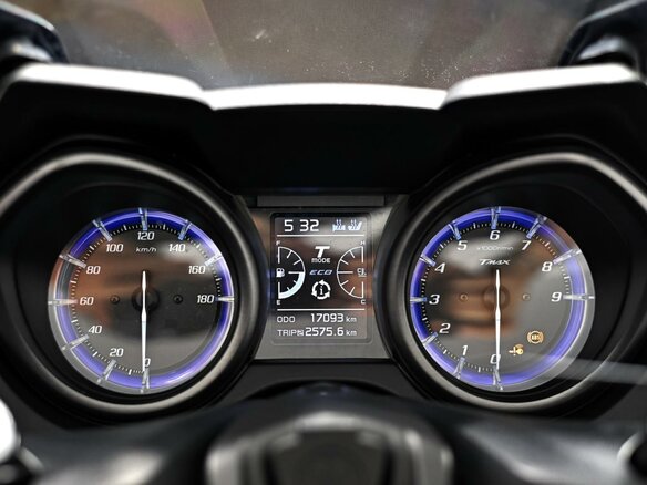 2021 Yamaha TMAX, серый, 999000 рублей - вид 8