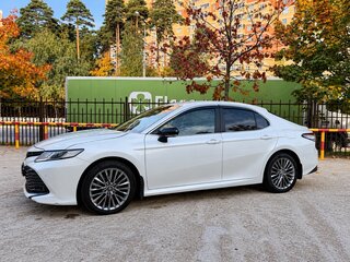 2019 Toyota Camry VIII (XV70), белый, 1850000 рублей, вид 4