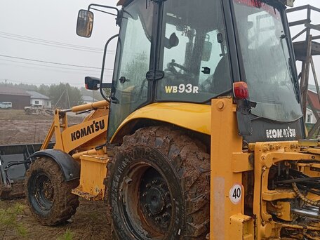 2005 Komatsu WB93R-5, жёлтый, 2990000 рублей, вид 3