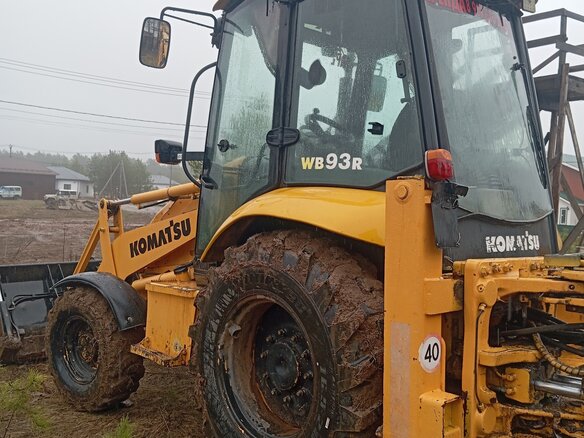 2005 Komatsu WB93R-5, жёлтый, 2990000 рублей - вид 2