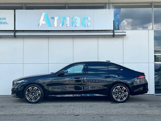 2025 BMW 5 серии Long 530Li xDrive VIII (G60/G61/G68), чёрный, 8490000 рублей, вид 3